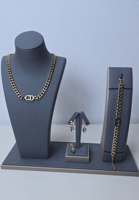 طقم CD من Dior